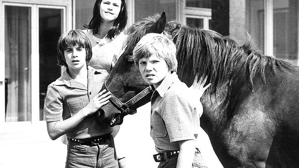 Neohlížej se, jde za námi kůň