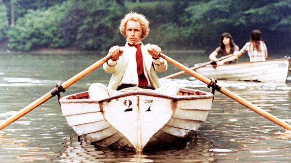 Velký blondýn s černou botou