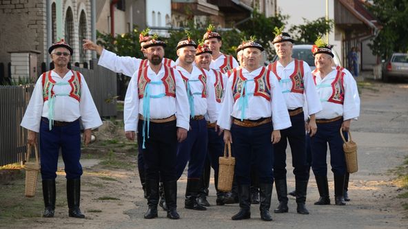 Za našima humny