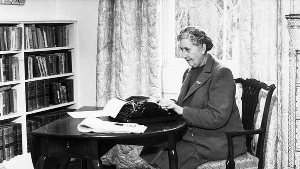 Agatha Christie: 100 let s Herculem Poirotem a slečnou Marplovou, Klobouk dolů