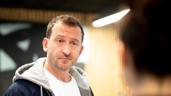 Prvok, šampón, tečka a Karel