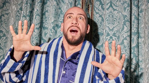 Největší loupeže s Piercem Brosnanem (8)