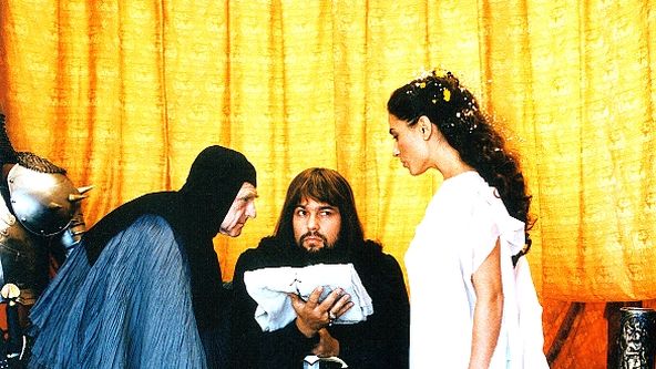 O třech rytířích, krásné paní a lněné kytli