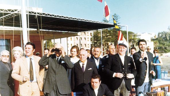 Tonoucí se stébla chytá