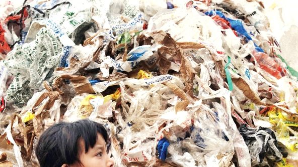 Život na hromadě plastů