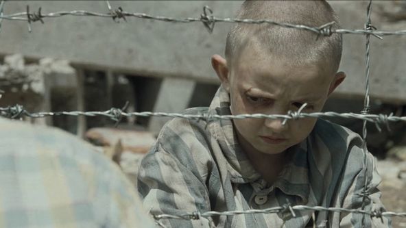 Chlapec v pruhovaném pyžamu