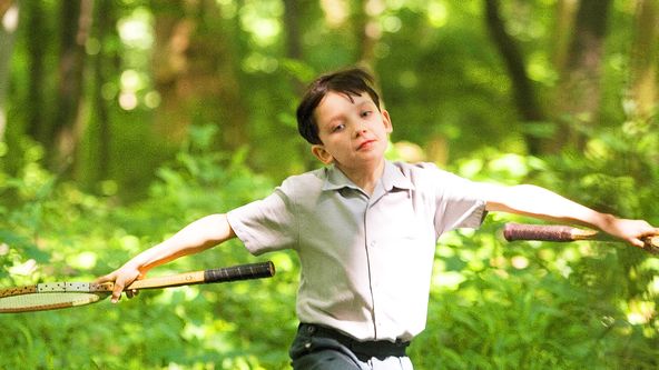 Chlapec v pruhovaném pyžamu