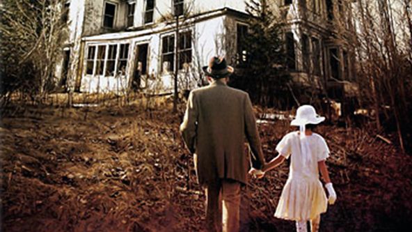 Muž s šedivými vlasy