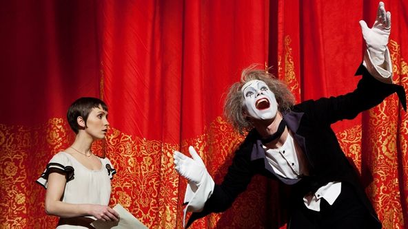 Cirque du Soleil: Vzdálené světy, Je nám ctí... Nový cirkus